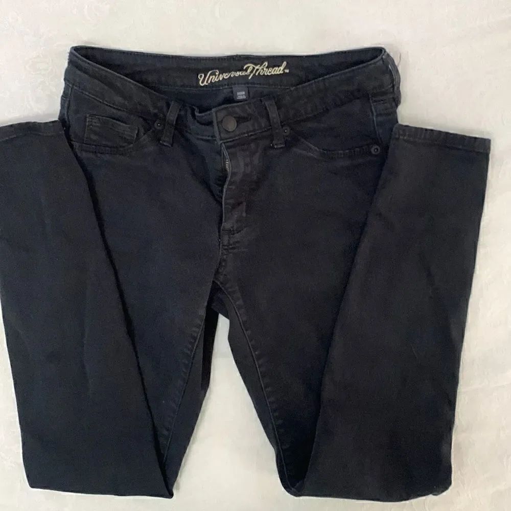 Universal Threads Black Slim Fit Straight Leg Jeans Jeggings Mid Rise Size 2 26